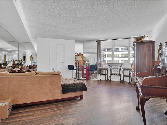 5th image of 905 Brickell Bay Dr APT 1121