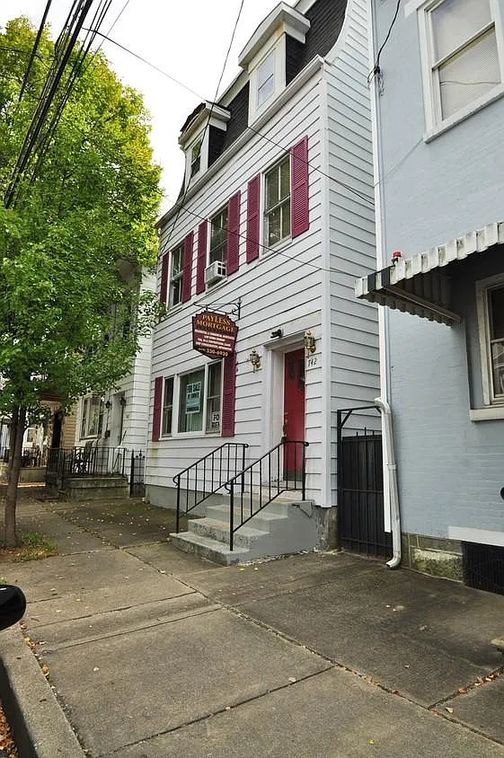 742 Washington St photo 1