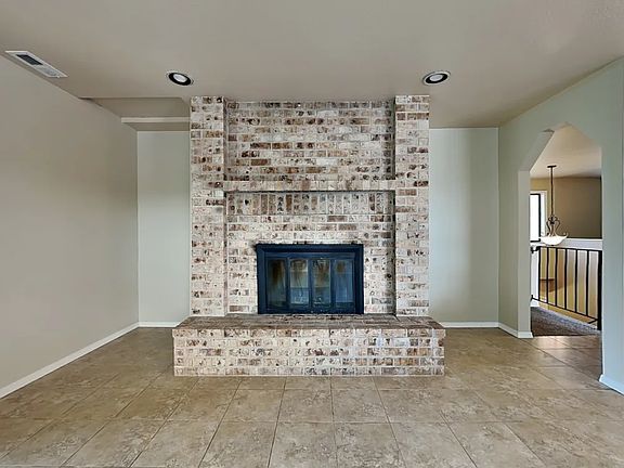 5th image of 925 S Magnolia Ln
