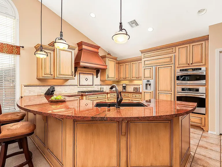 5618 Gardendale Ln — Photo 3