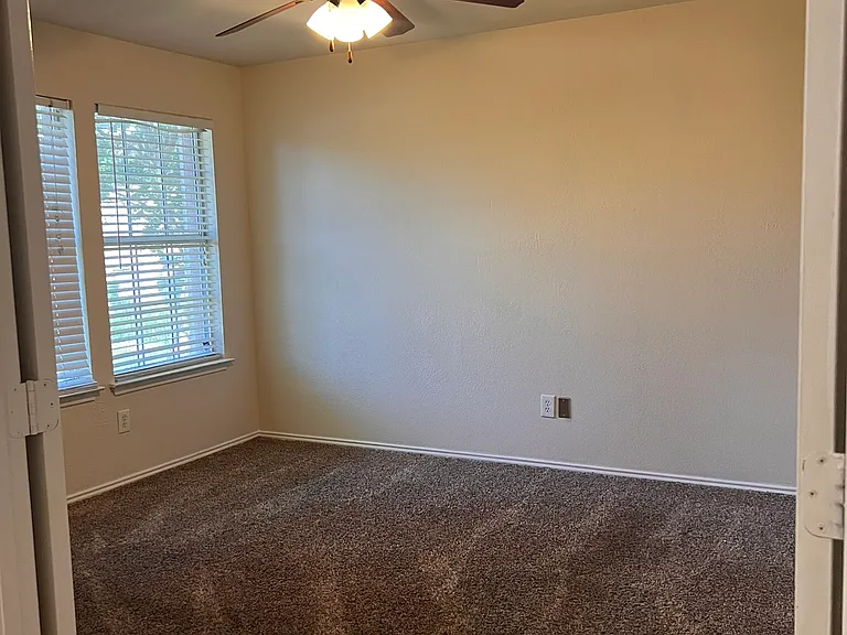 1017 Alexandria Dr — Photo 10