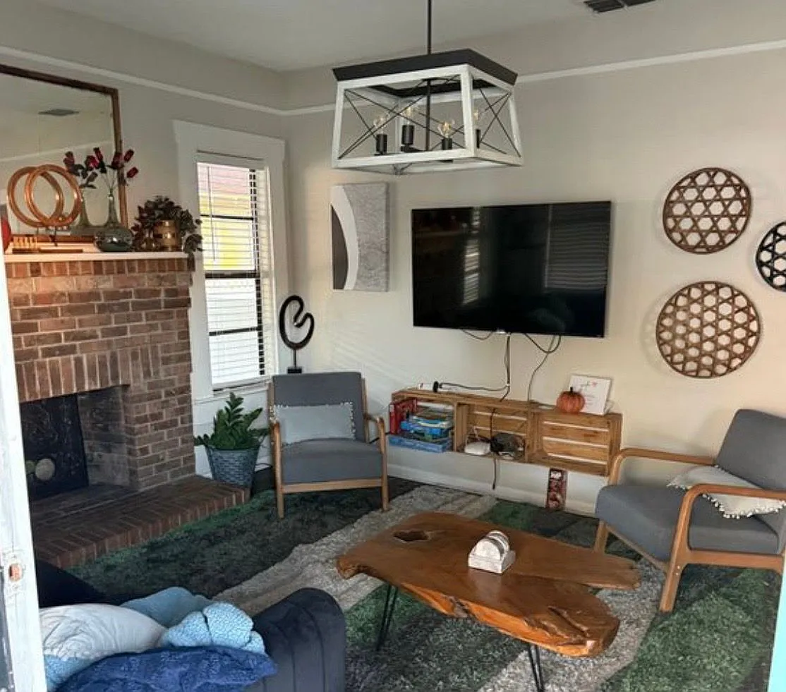3 bed, 1.0 bath, 1040 sqft, $2,650 — Photo 3