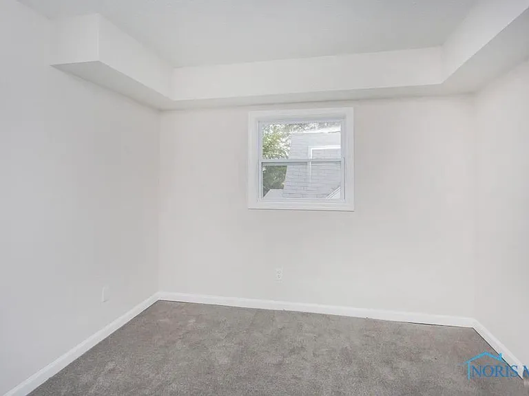 421 E Streicher St — Photo 6