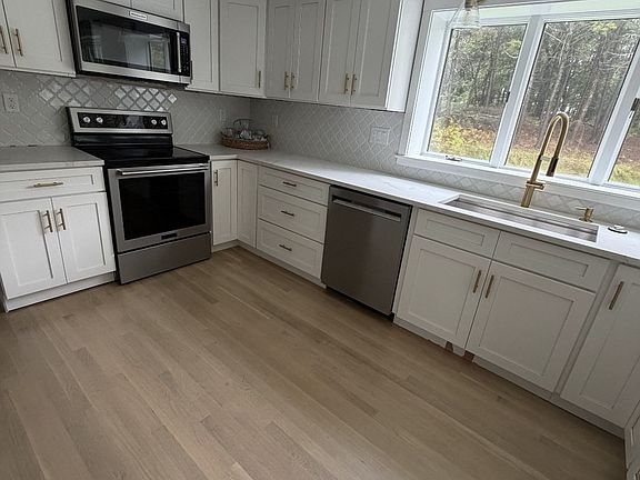 3rd image of 130 Lisa Ln