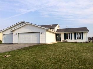 105 Autumnwood Ln, Davis Junction, IL 61020
