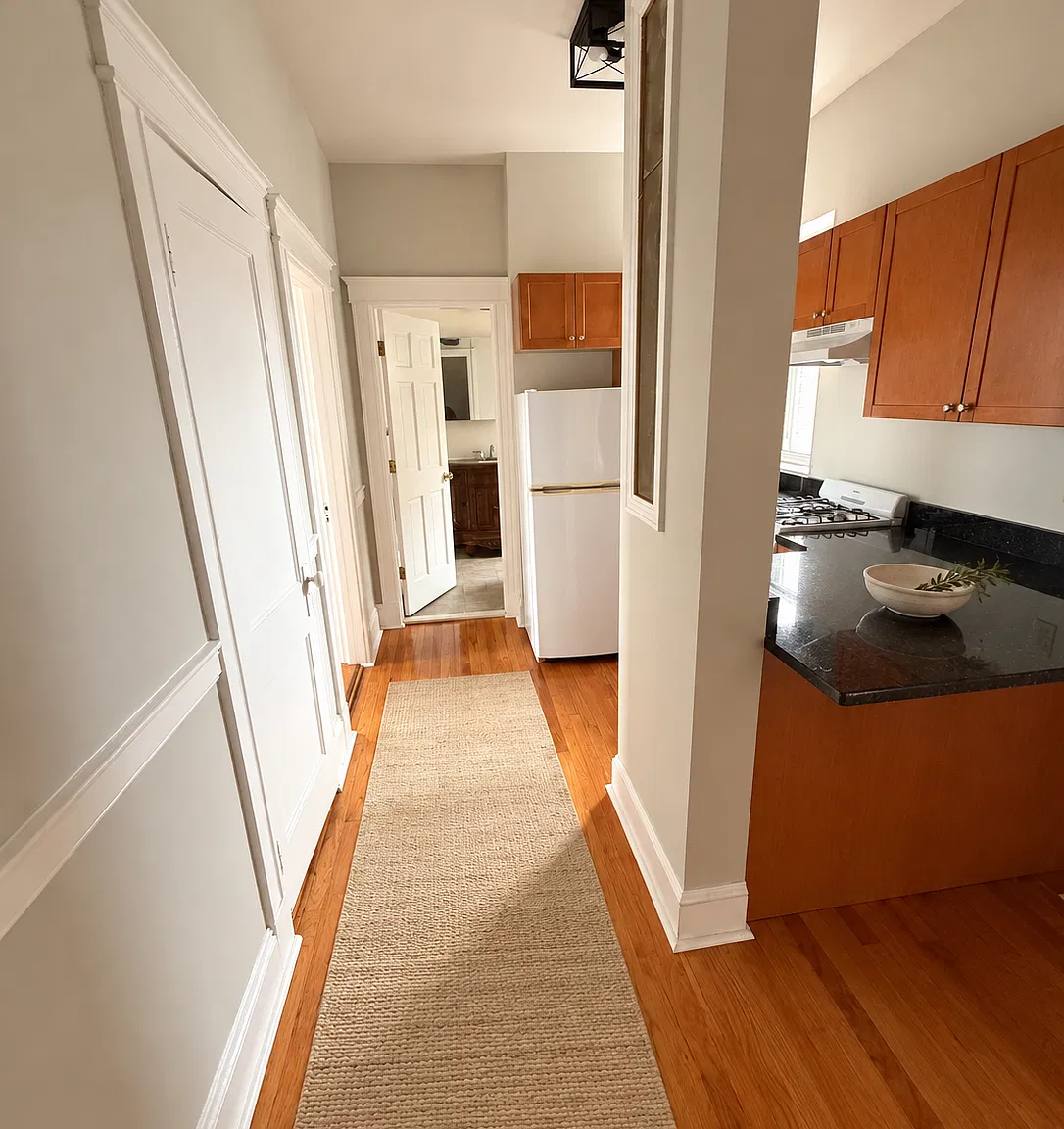 2 bed, 600 sqft, $2,830 — Photo 3