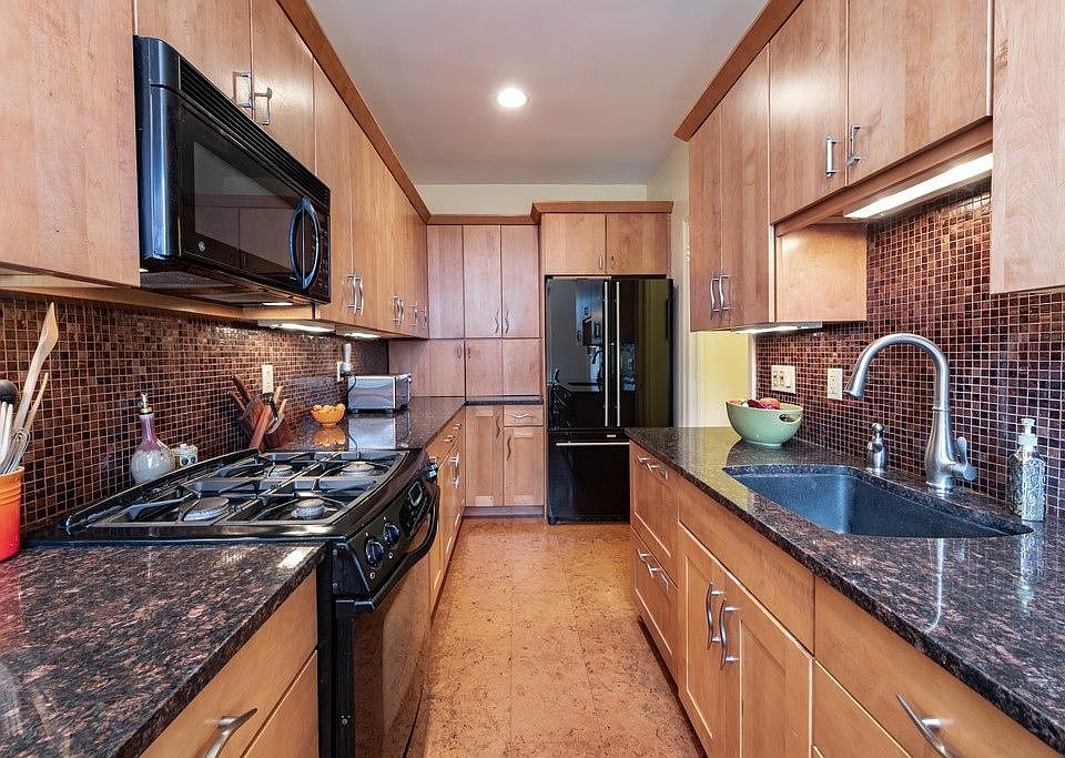 Beautiful spacious kitchen with granite countertops, dishwasher drawers, large fridge and more.