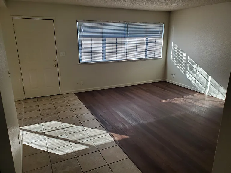 5-1290 Bundy Ct #5 — Photo 3