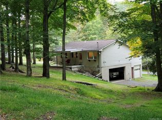 101 Maple Dr, Greentown, PA 18426