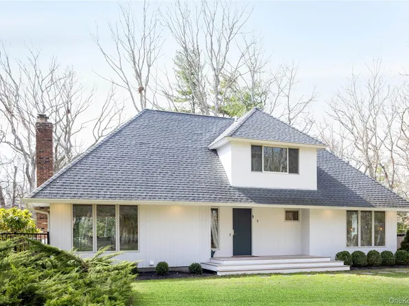 5 Skyes Neck Court, East Quogue, NY 11942