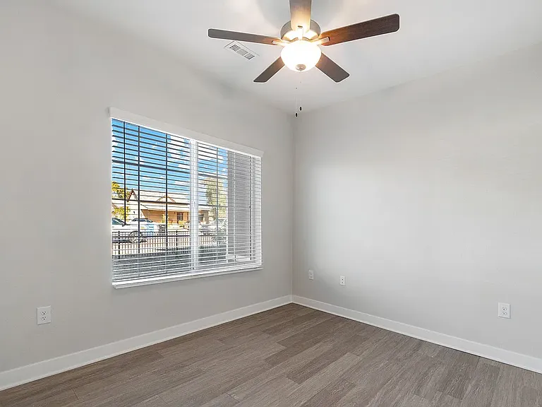 Sunland Flats — Photo 26