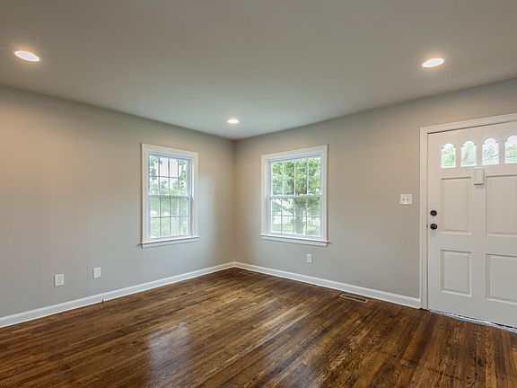 3rd image of 1115 Colonial Ave