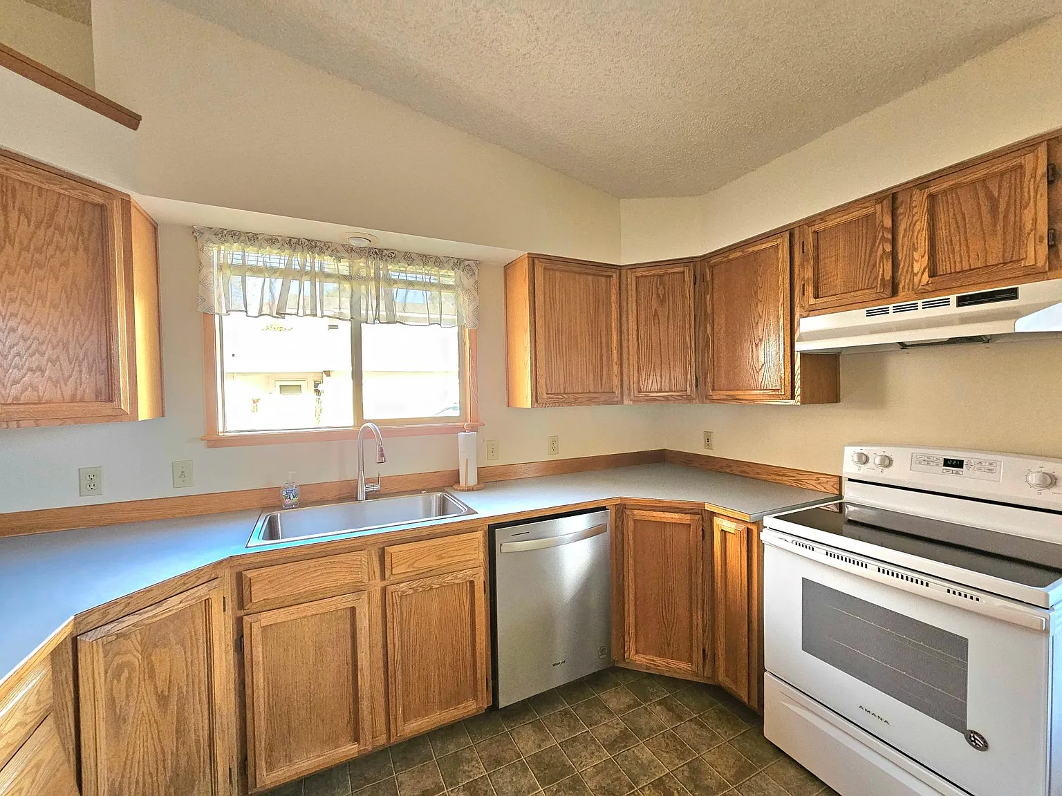 2 bed, 2.5 bath, 1347 sqft, $2,000 — Photo 4