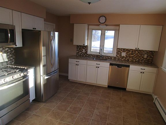 NEW MODERN EAT IN KITCHEN