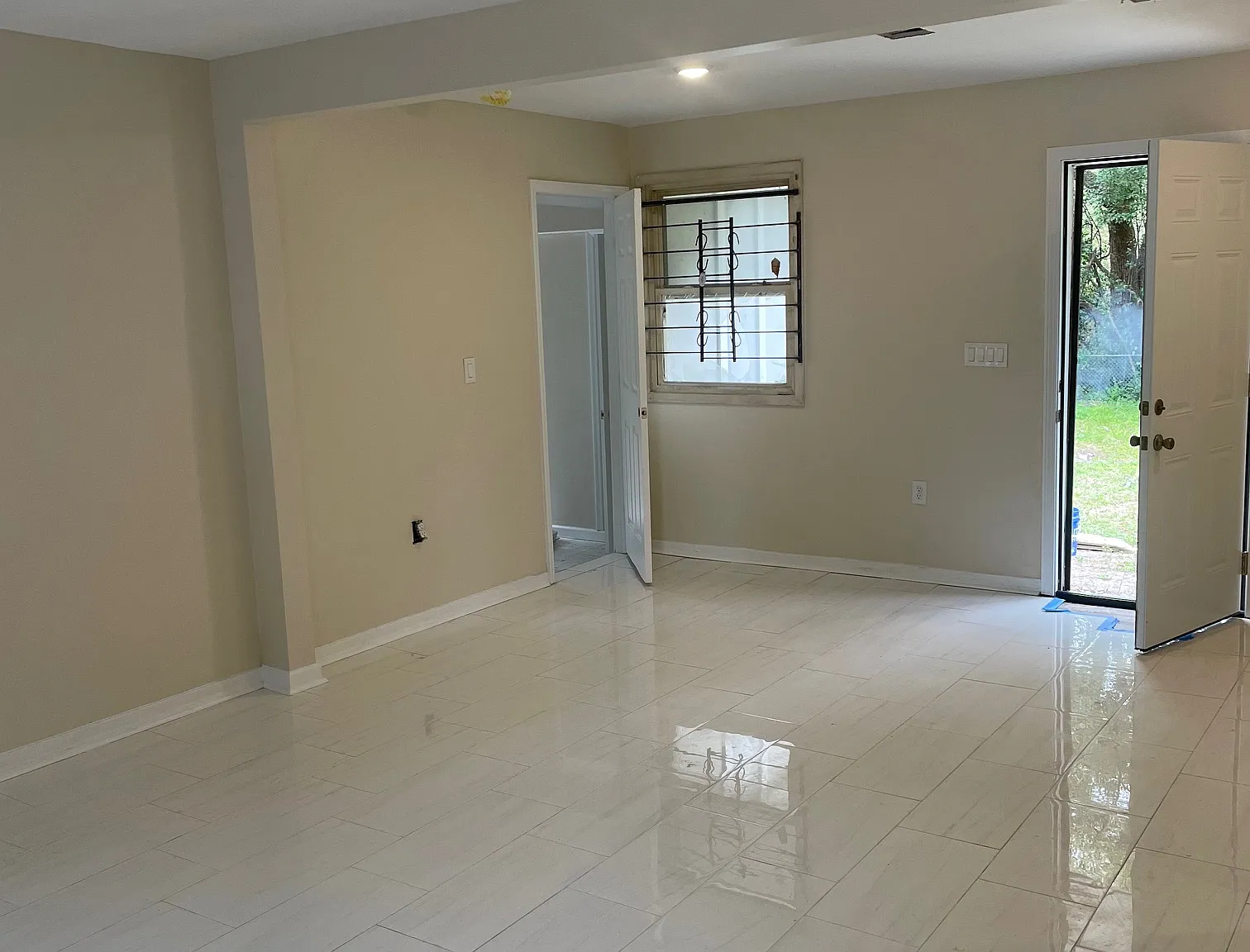 4 bed, 882 sqft, $1,900 — Photo 3