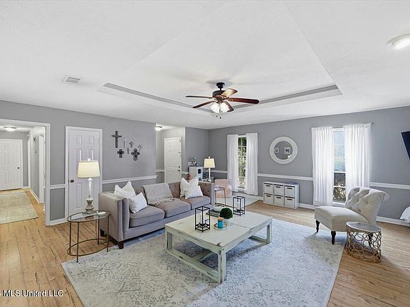 4th image of 304 Longmeadow Dr