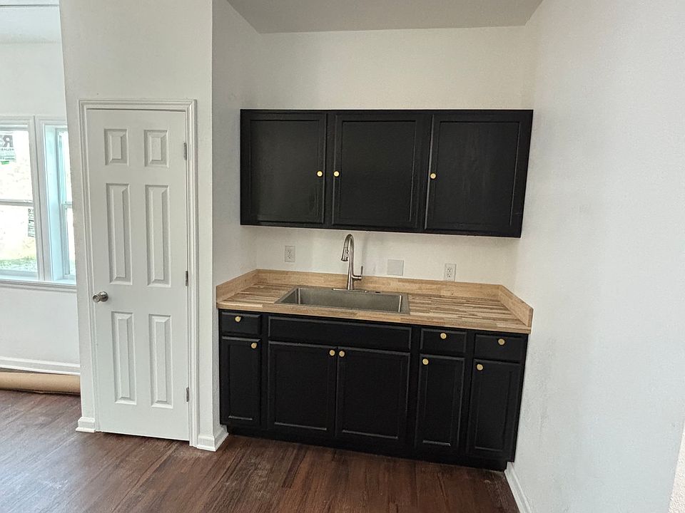 2nd image of 2401 S 24th St #B