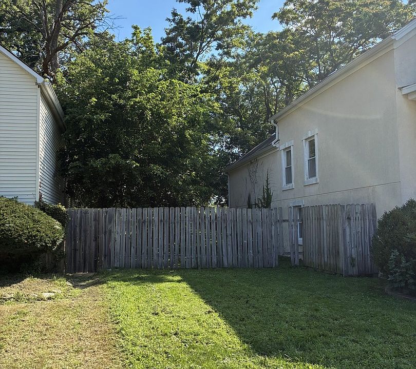 1st image of 10137 S Beverly Ave