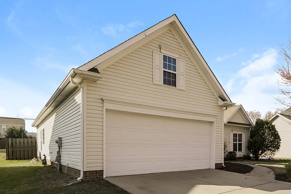 3 bed, 2.0 bath, 1630 sqft, $2,120 — Photo 3