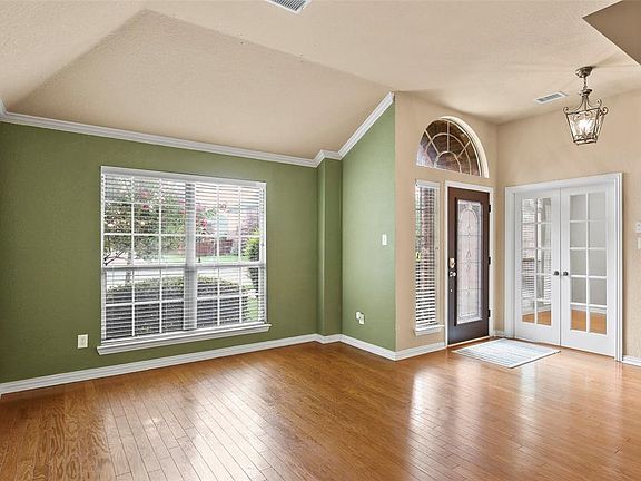 3rd image of 1423 Creek Springs Dr