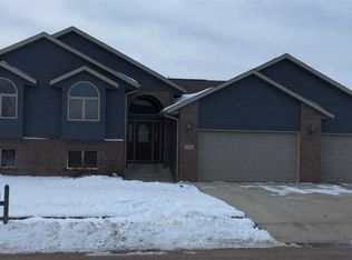 7701 W Chesapeake Ln, Sioux Falls, SD 57106