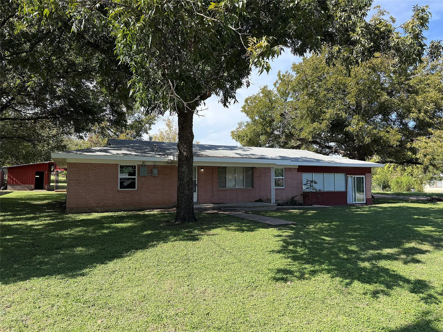 4 bed, 2.0 bath, 2010 sqft, $2,300 — Photo 1