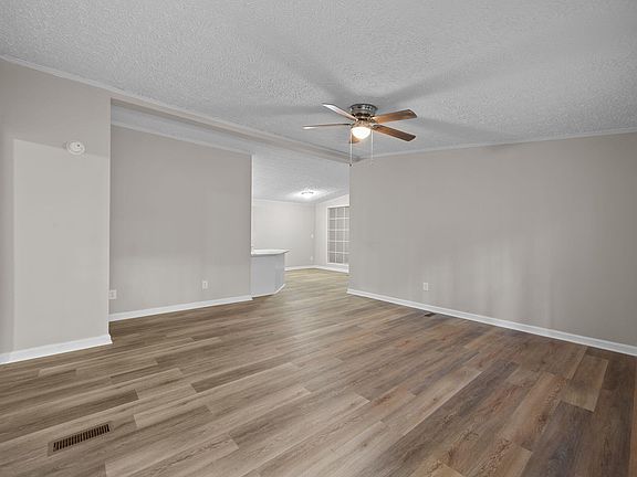 3rd image of 252 Regina Ln