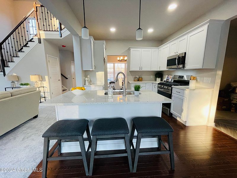 3rd image of 21 Hunter Court