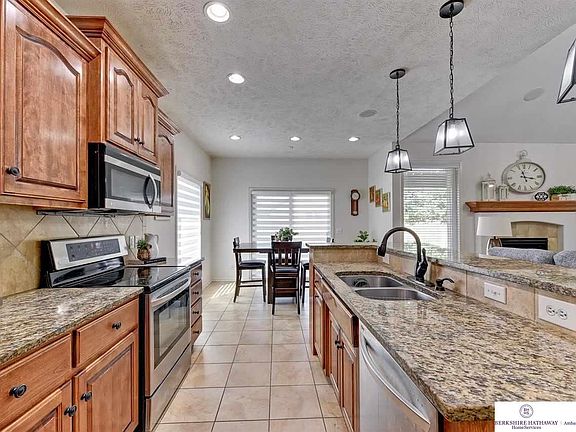 5th image of 818 S 190th Ave
