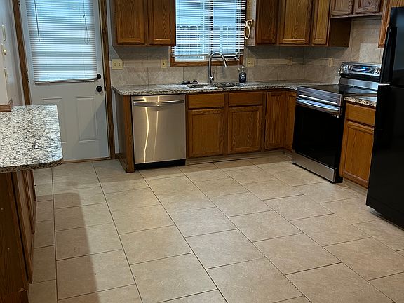 Kitchen, disposal, ice maker, tiled back splash