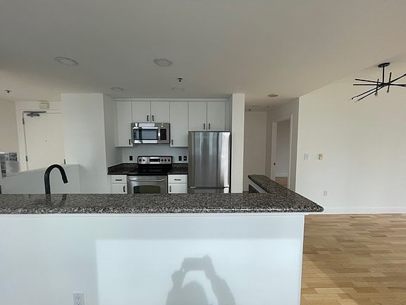3rd image of 250 King St Unit 682