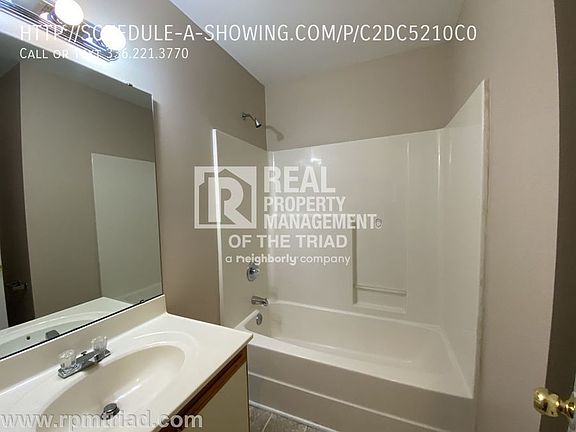 5th image of 909 Beaumont Ave