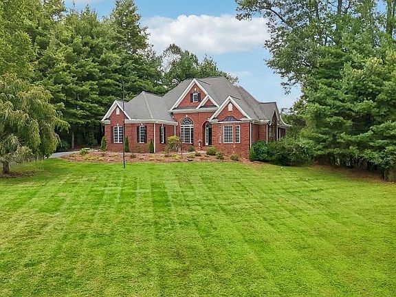 3rd image of 310 Sweetbriar Dr