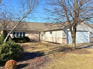 1637 Twin Lakes Cir, Green Bay, WI 54311