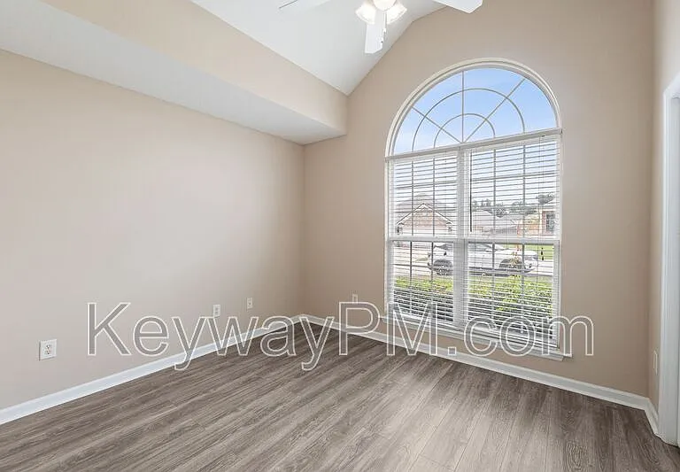 304 Elbrus Way — Photo 4