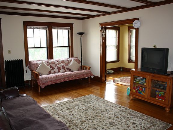 Large livingroom, beamed ceilings, fireplace