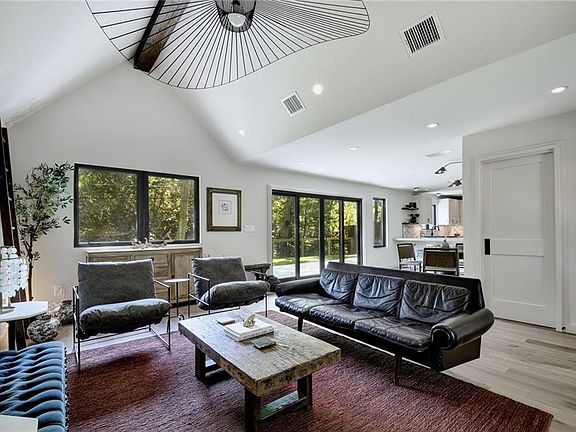 4th image of 2411 Little John Ln