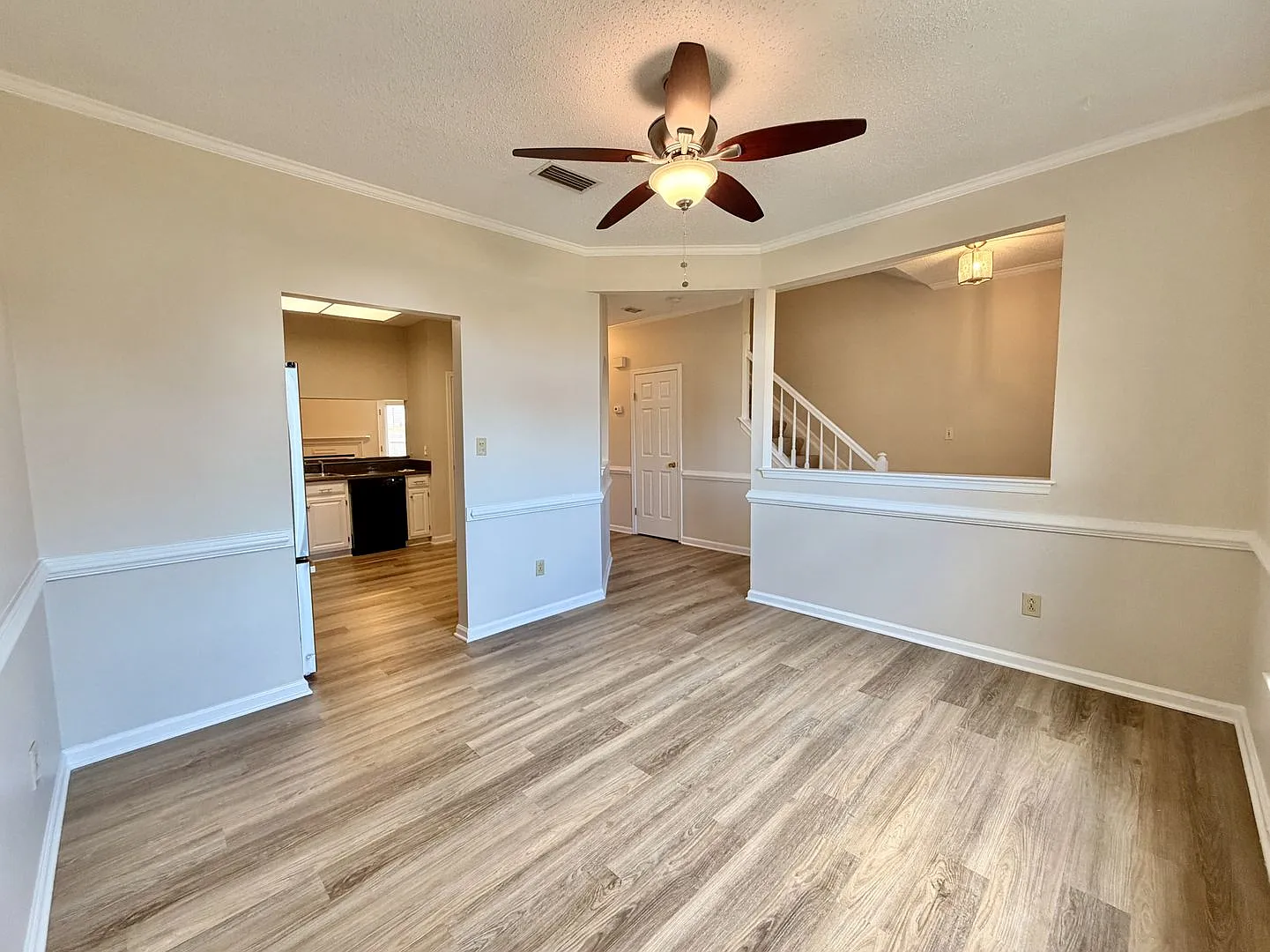 Updated & Ready 09-01-26!! 3-Bedroom End-Unit - Pet Friendly- Fenced Backyard! — Photo 4