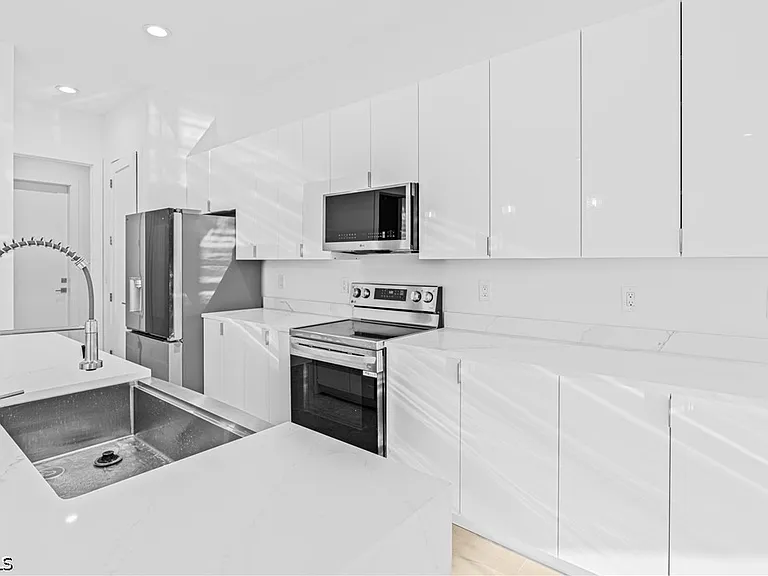 821 NW 37th Pl — Photo 18
