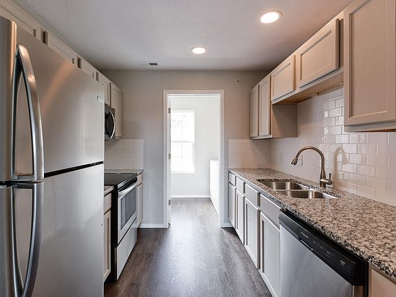 3rd image of 2905 Vineyards Pkwy APT 1
