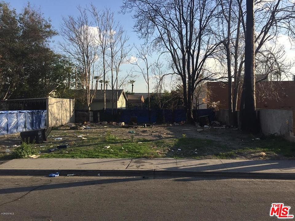 1st image of 323 W 13th St
