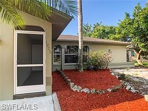 1806 SW 28th Ter — Photo 1