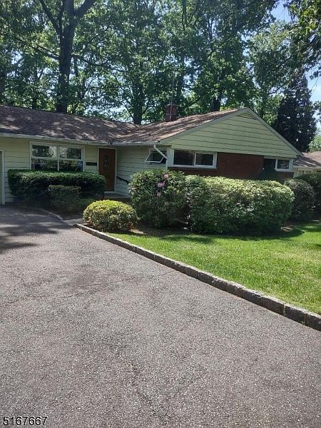 1st image of 5 Belaire Dr