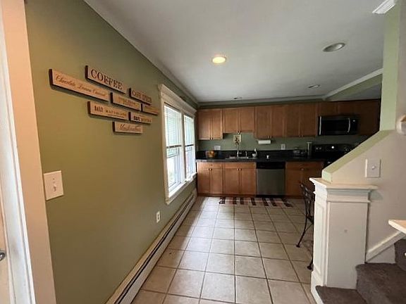 4th image of 14 Essex St #1