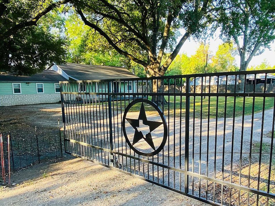 PIVATE GATED ENTRY!