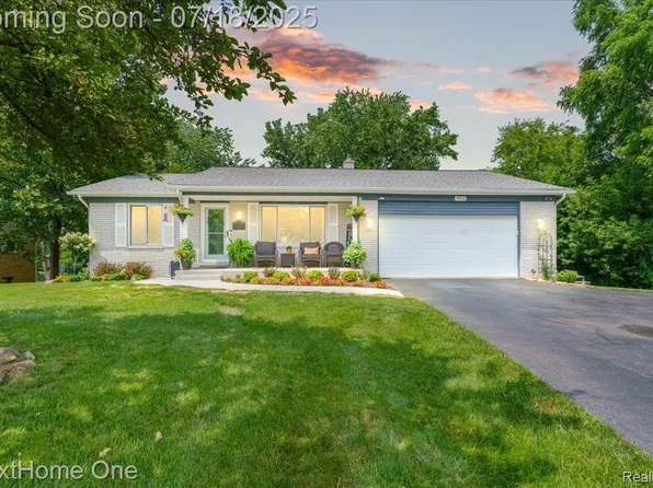 950 Intervale Dr, Highland, MI 48357