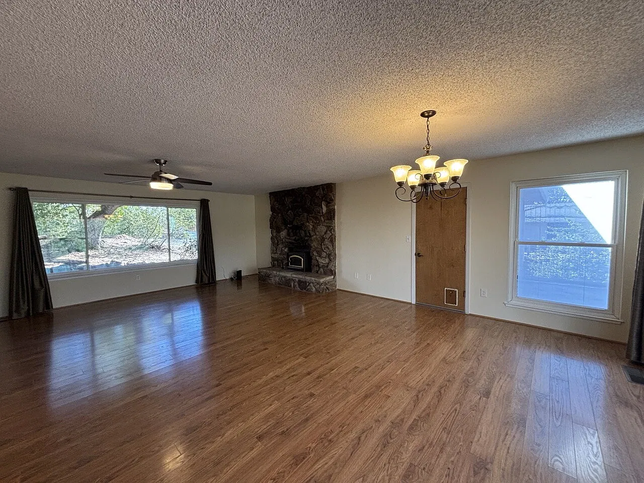3 bed, 2.0 bath, 1432 sqft, $2,795 — Photo 2