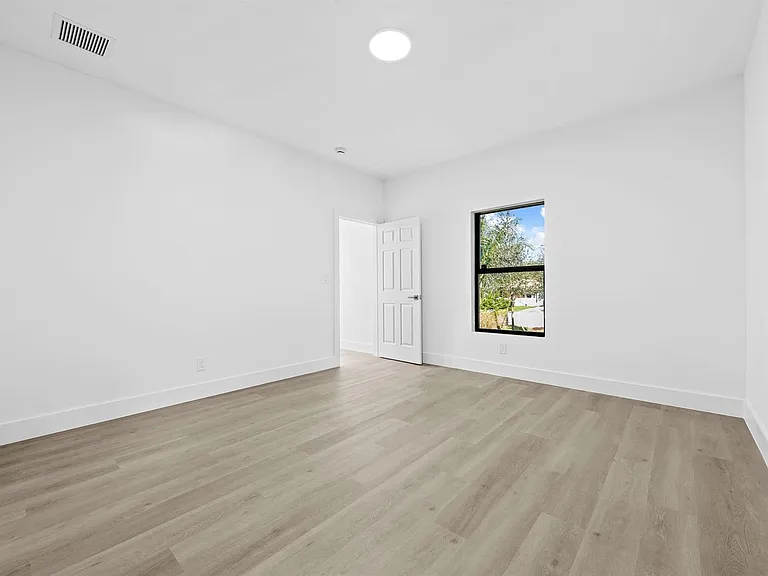 2810 NW 7th St — Photo 17