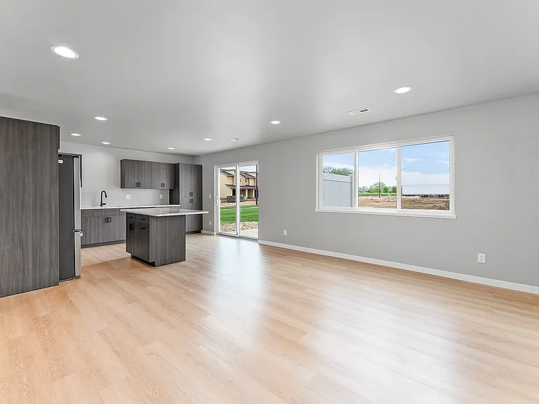 535 Harper Cir — Photo 2