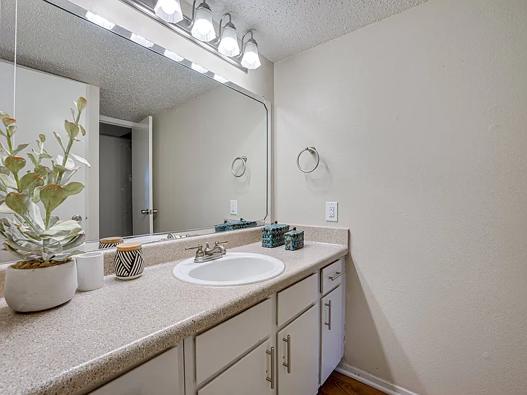 Indian Creek Apartments — Photo 11